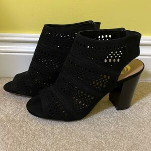 NWOT CHARMING CHARLIES BLACK CHUNKY PATTERNED HEELS